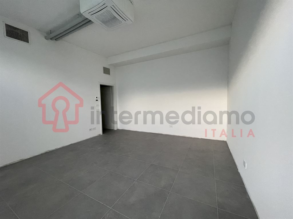 LOCALE COMMERCIALE IN AFFITTO - VIA SAN PIETRO