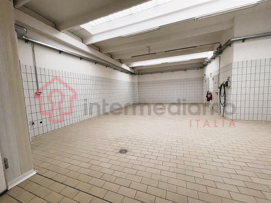 CAPANNONE IN VENDITA ZONA INDUSTRIALE - Capannone Commerciale Arco