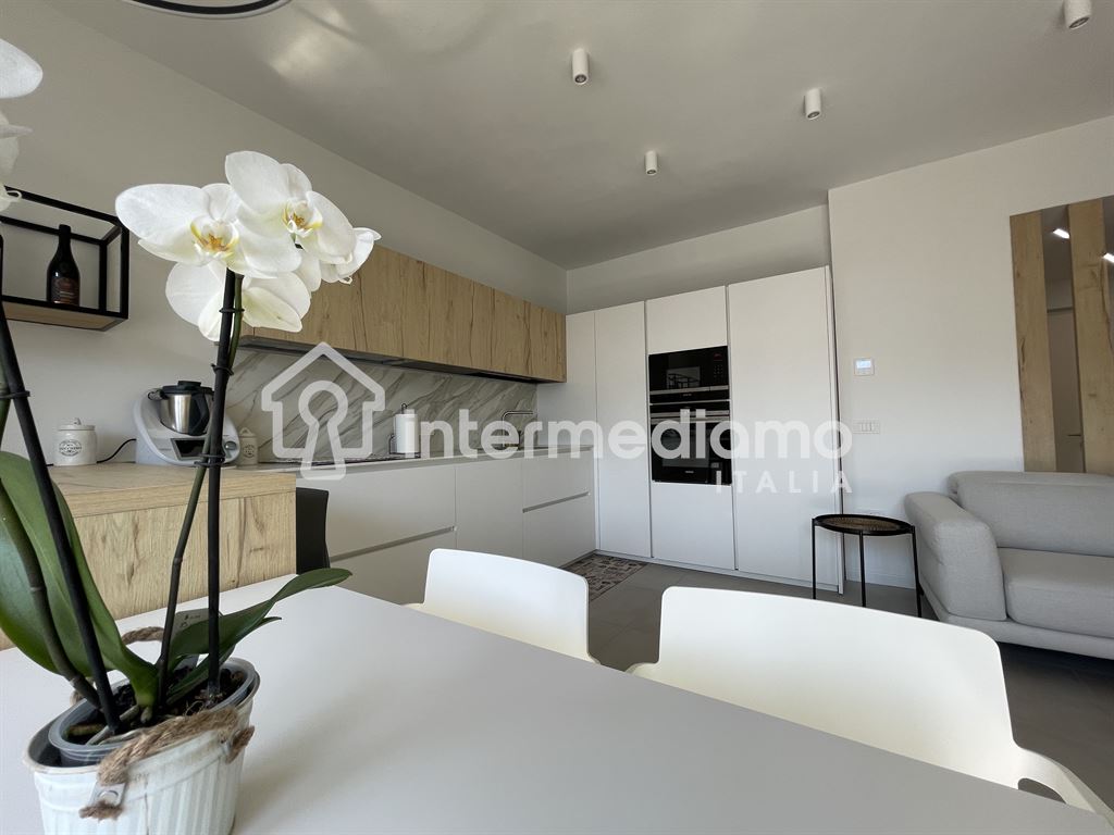ELEGANTE QUADRILOCALE RISTRUTTURATO CON VISTA - Appartamento Residenziale Arco