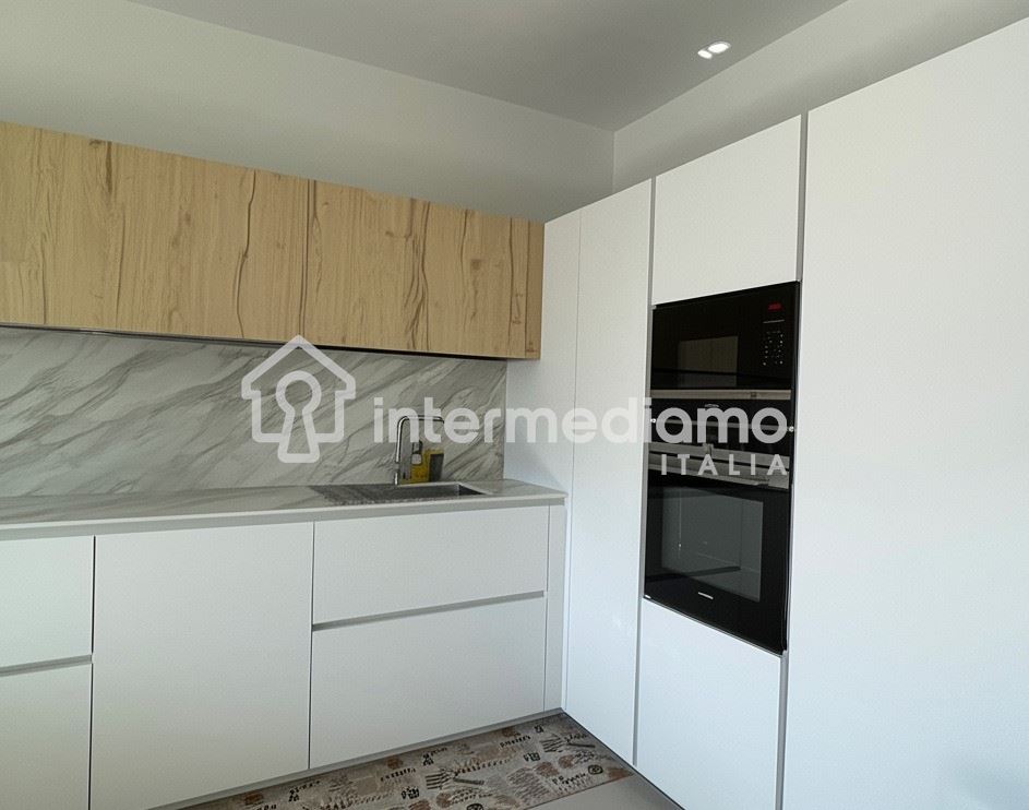ELEGANTE QUADRILOCALE RISTRUTTURATO CON VISTA - Appartamento Residenziale Arco