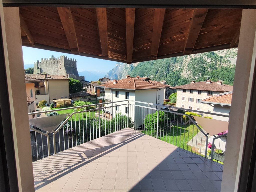TRILOCALE A TENNO - ULTIMO PIANO CON VISTA CASTELLO