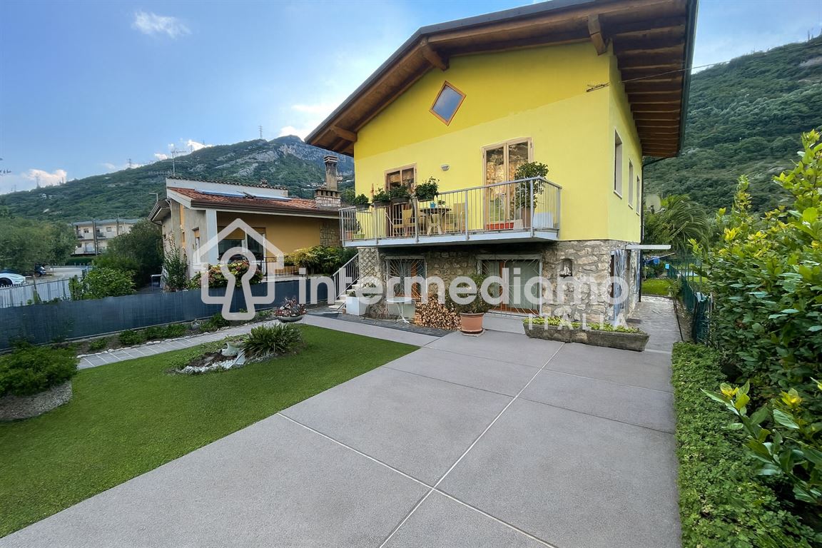 VILLA SINGOLA A TORBOLE - PRESTIGIO E COMFORT A DUE PASSI DAL LAGO - Villa bifamiliare Residenziale Nago-Torbole