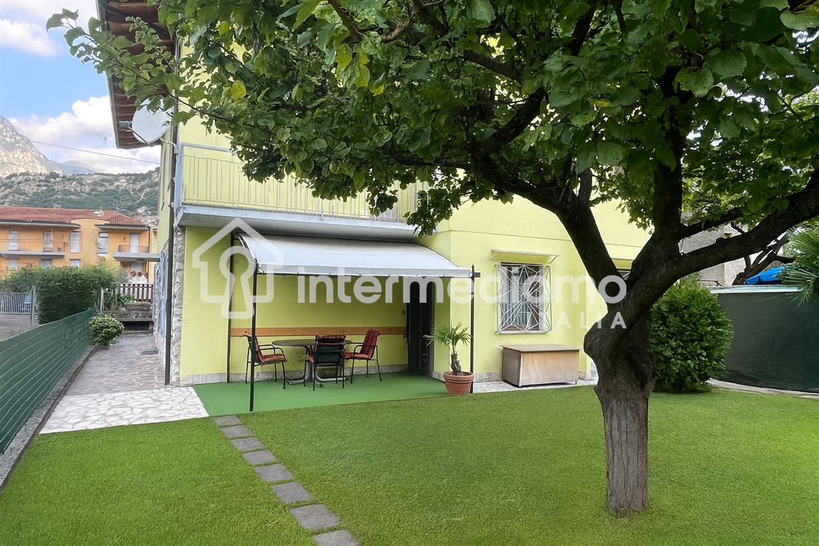 VILLA SINGOLA A TORBOLE - PRESTIGIO E COMFORT A DUE PASSI DAL LAGO - Villa bifamiliare Residenziale Nago-Torbole