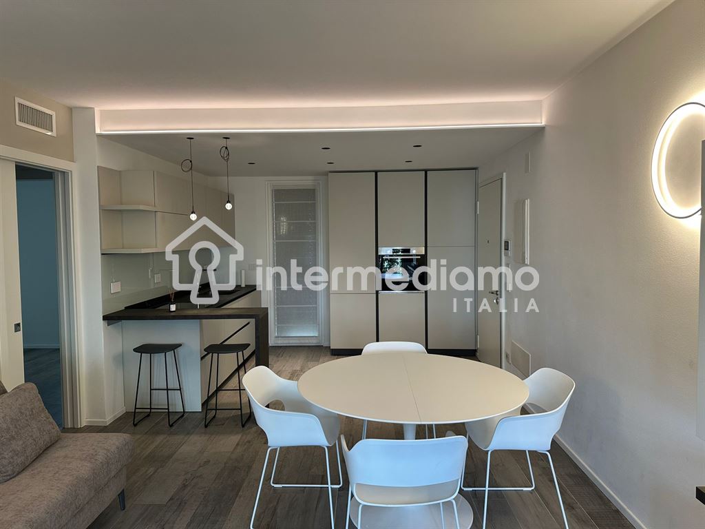 IN AFFITTO ELEGANTE TRILOCALE NEL CENTRO DI ARCO - Appartamento Residenziale Arco