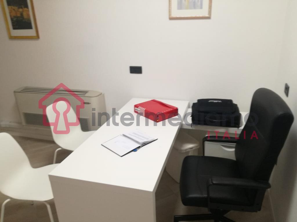 LOCALE COMMERCIALE IN CENTRO - Ufficio Commerciale Arco