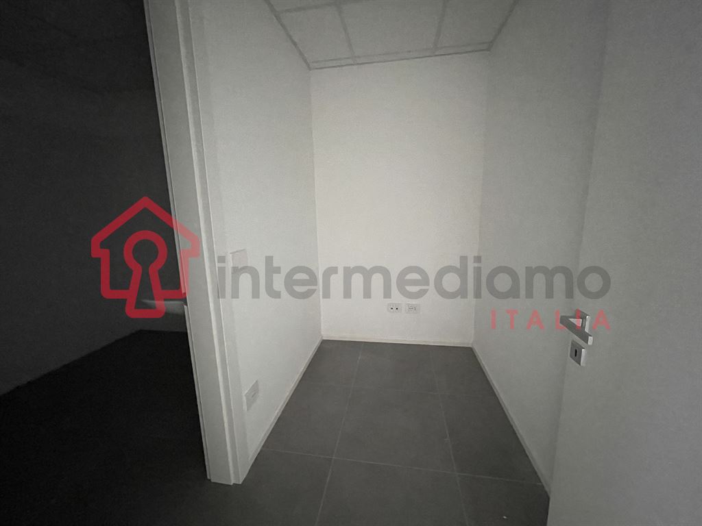 LOCALE COMMERCIALE IN AFFITTO - VIA SAN PIETRO - Attività Commerciale Commerciale Arco