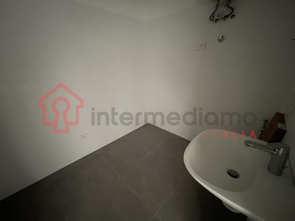 LOCALE COMMERCIALE IN AFFITTO - VIA SAN PIETRO - Attività Commerciale Commerciale Arco