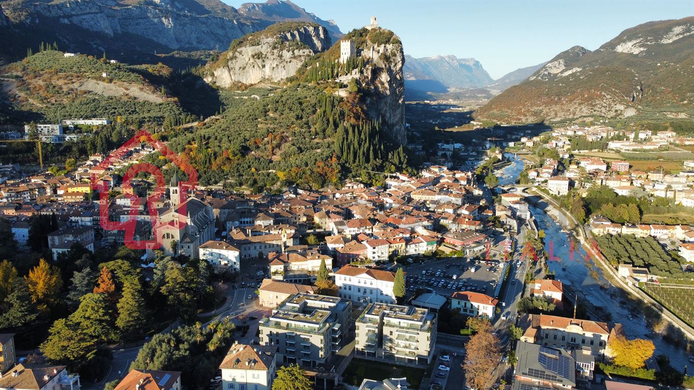 LOCALE COMMERCIALE IN AFFITTO - VIA SAN PIETRO - Attività Commerciale Commerciale Arco