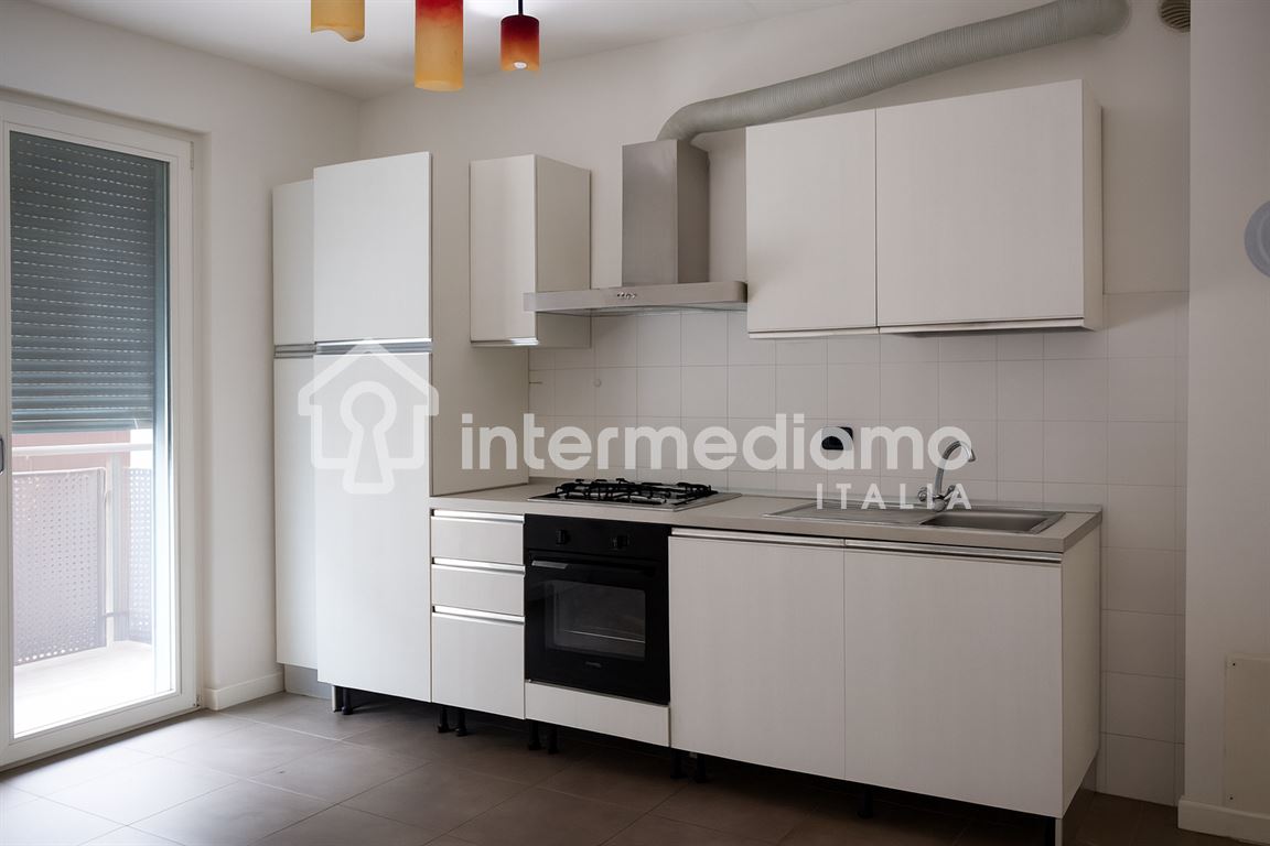 MODERNO TRILOCALE CON GARAGE A DUE PASSI DAL CENTRO - Appartamento Residenziale Riva del Garda