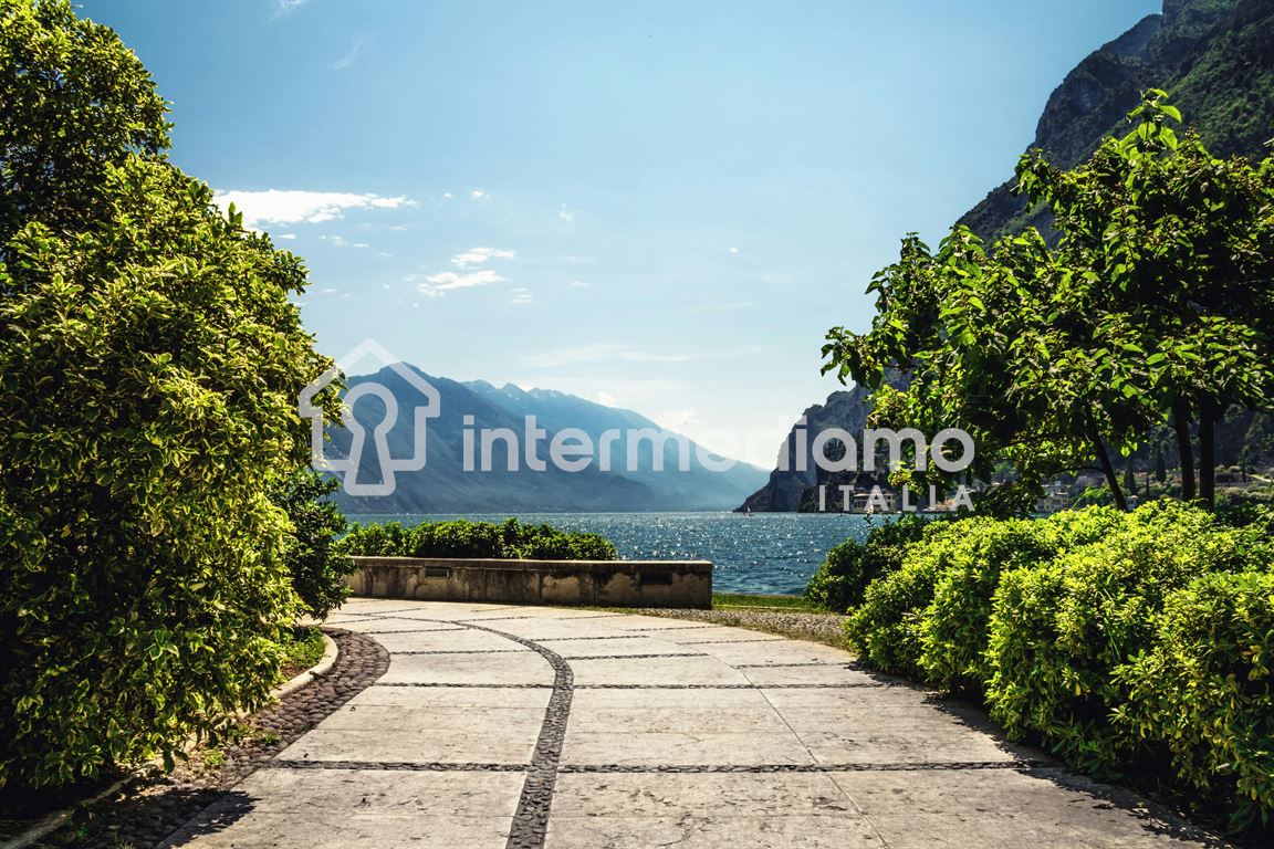 MODERNO TRILOCALE CON GARAGE A DUE PASSI DAL CENTRO - Appartamento Residenziale Riva del Garda