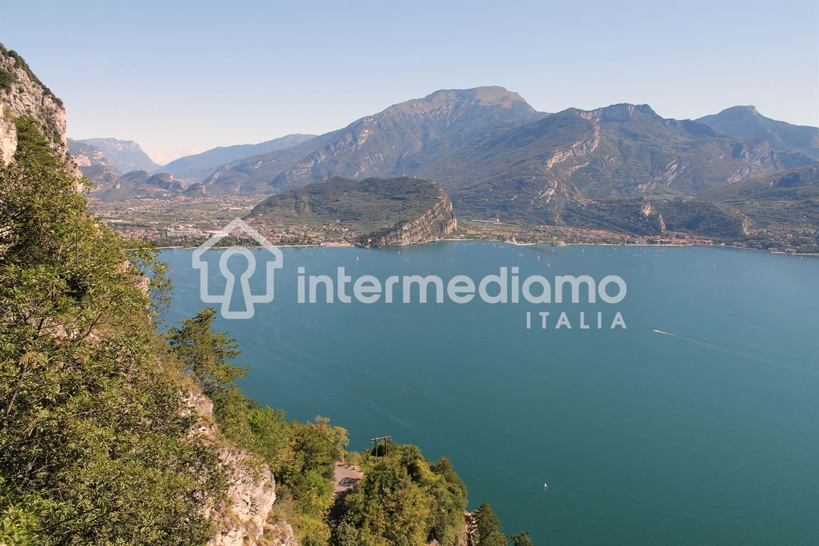 MODERNO TRILOCALE CON GARAGE A DUE PASSI DAL CENTRO - Appartamento Residenziale Riva del Garda