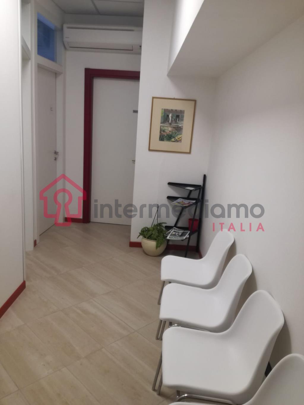 LOCALE COMMERCIALE IN CENTRO - Ufficio Commerciale Arco