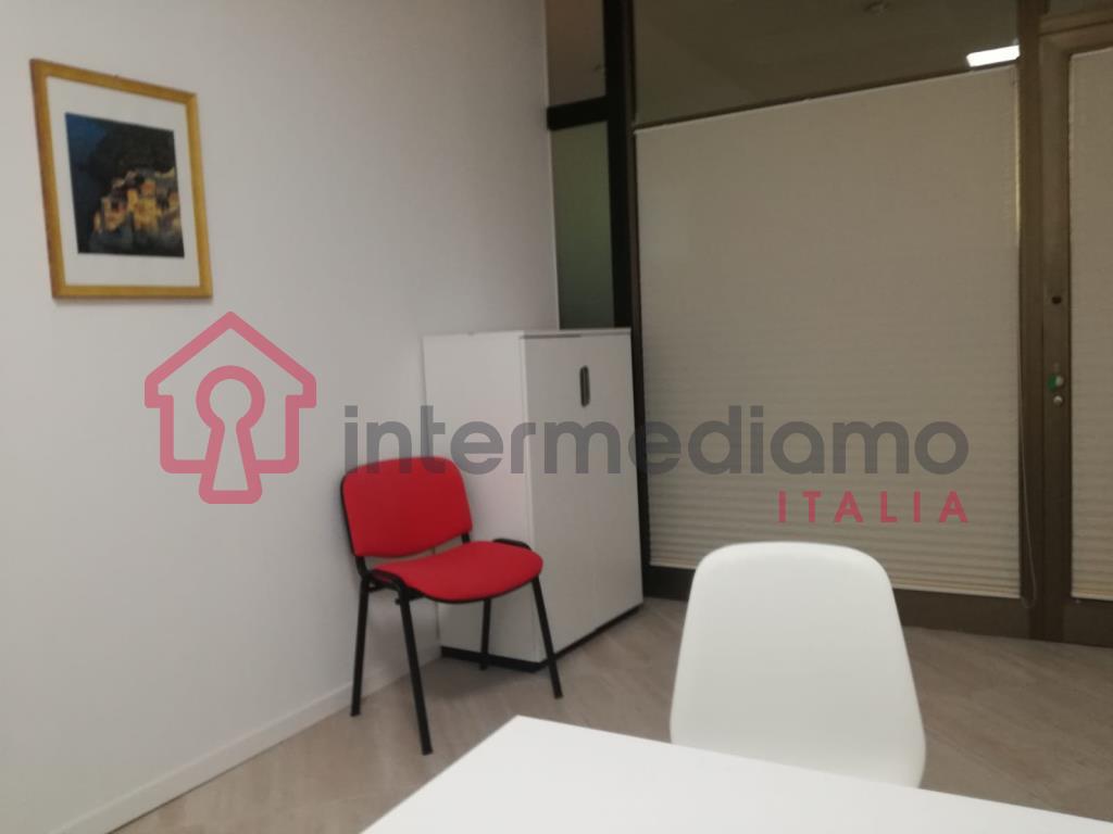 LOCALE COMMERCIALE IN CENTRO - Ufficio Commerciale Arco