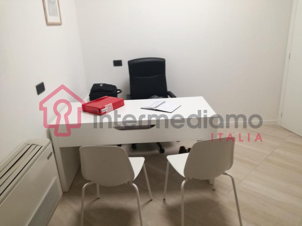 LOCALE COMMERCIALE IN CENTRO - Ufficio Commerciale Arco