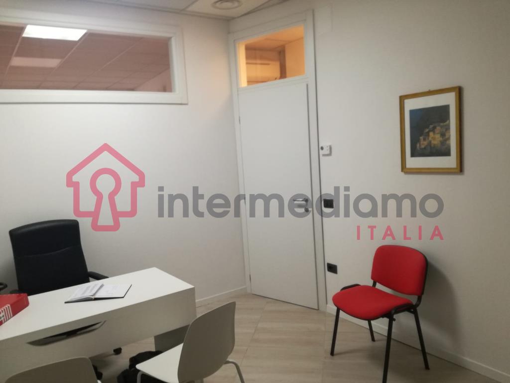 LOCALE COMMERCIALE IN CENTRO - Ufficio Commerciale Arco