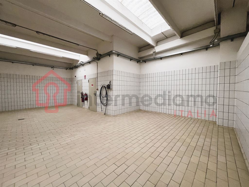 CAPANNONE IN VENDITA ZONA INDUSTRIALE - Capannone Commerciale Arco