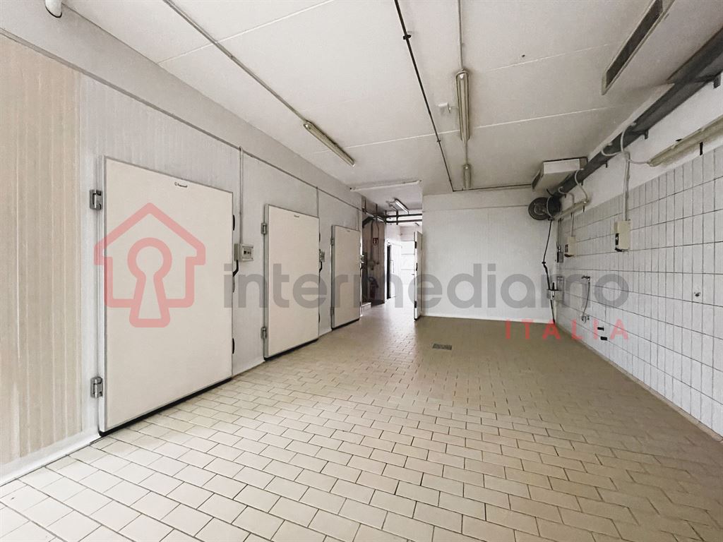 CAPANNONE IN VENDITA ZONA INDUSTRIALE - Capannone Commerciale Arco