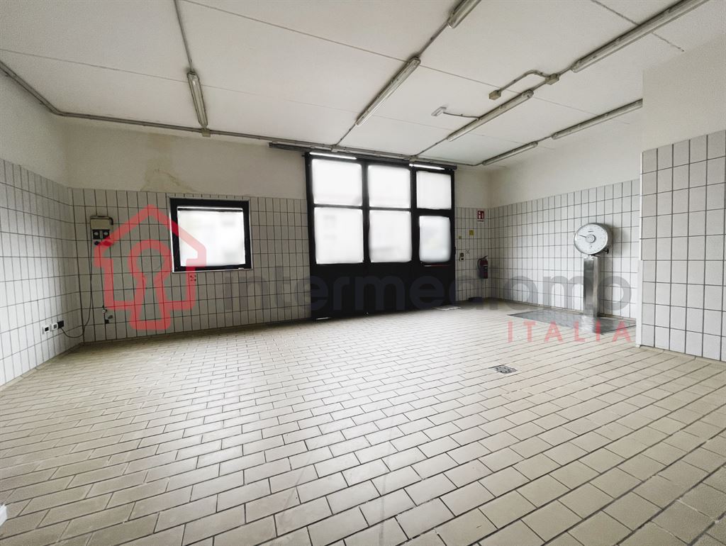 CAPANNONE IN VENDITA ZONA INDUSTRIALE - Capannone Commerciale Arco