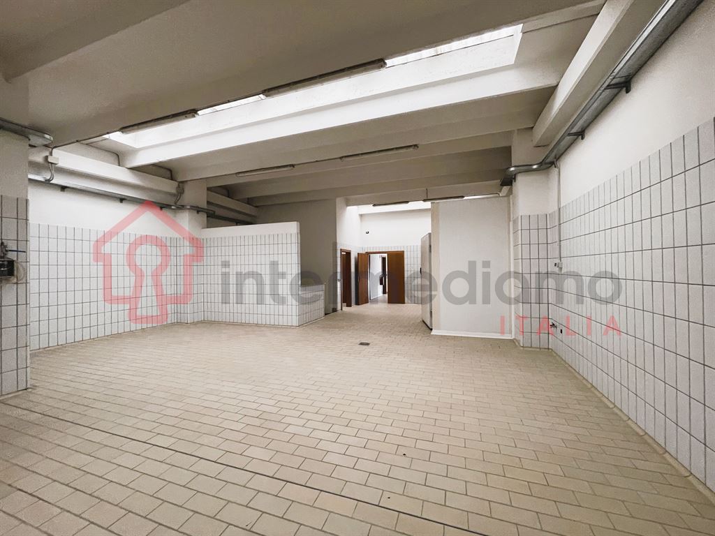 CAPANNONE IN VENDITA ZONA INDUSTRIALE - Capannone Commerciale Arco