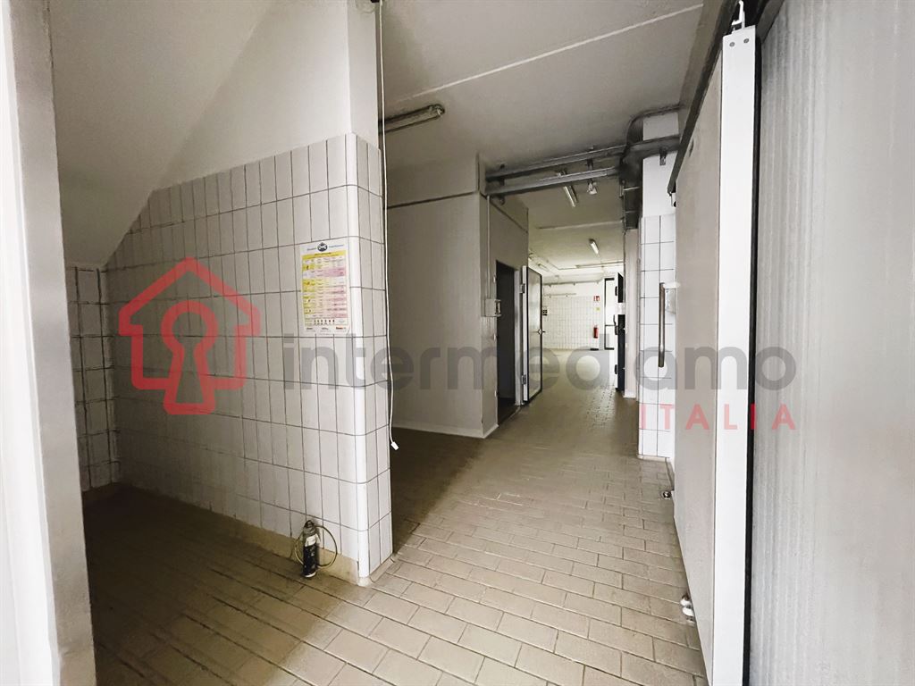 CAPANNONE IN VENDITA ZONA INDUSTRIALE - Capannone Commerciale Arco