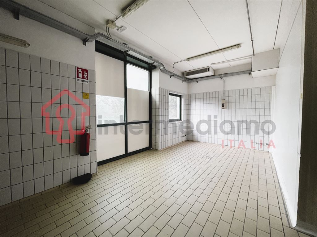 CAPANNONE IN VENDITA ZONA INDUSTRIALE - Capannone Commerciale Arco