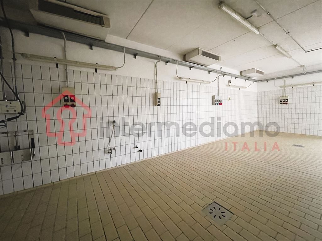 CAPANNONE IN VENDITA ZONA INDUSTRIALE - Capannone Commerciale Arco