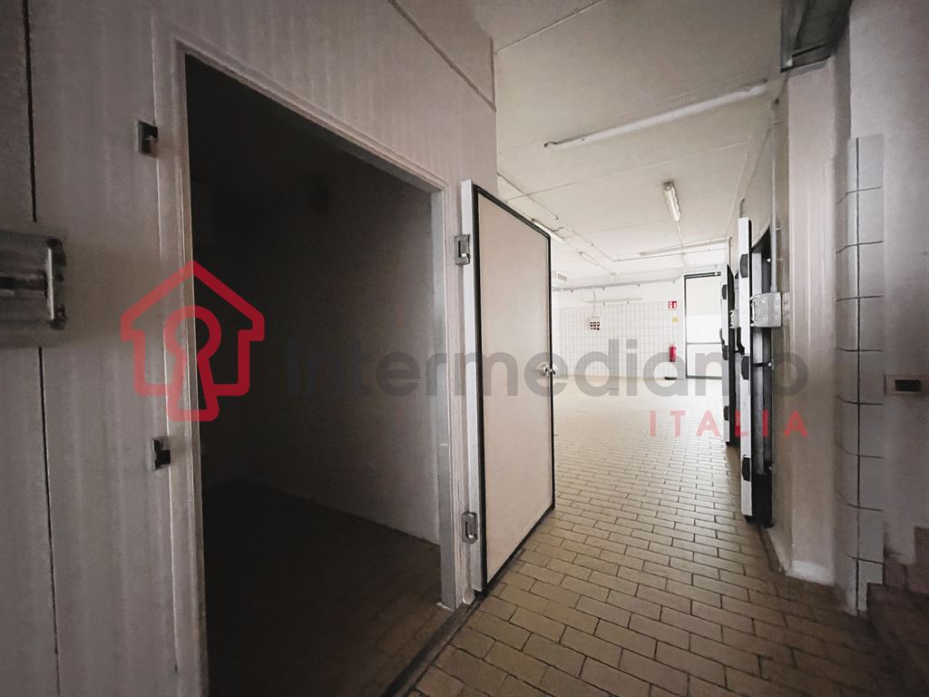 CAPANNONE IN VENDITA ZONA INDUSTRIALE - Capannone Commerciale Arco