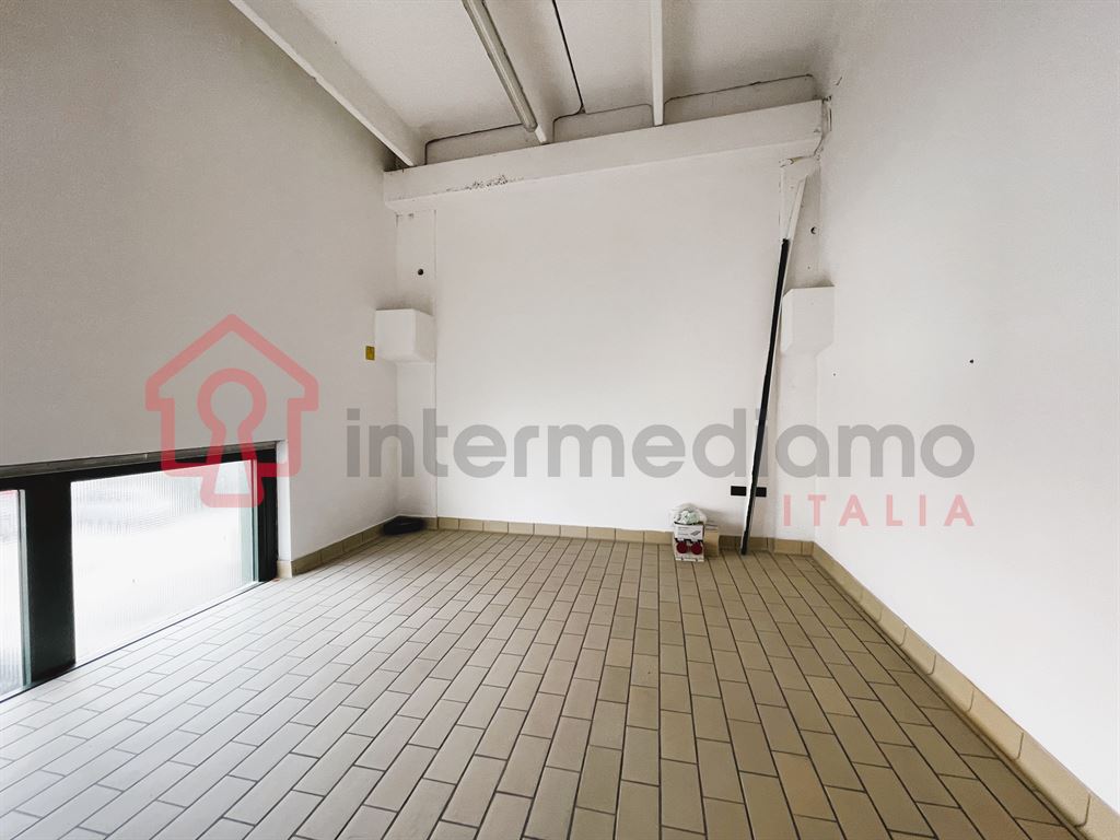 CAPANNONE IN VENDITA ZONA INDUSTRIALE - Capannone Commerciale Arco