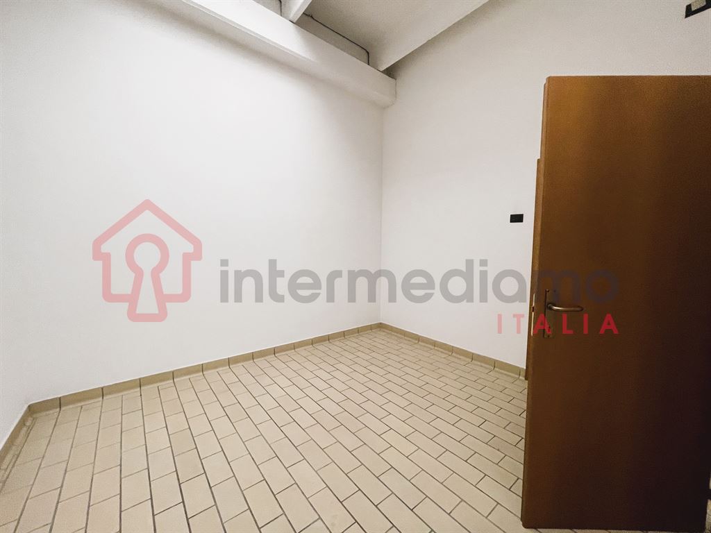 CAPANNONE IN VENDITA ZONA INDUSTRIALE - Capannone Commerciale Arco