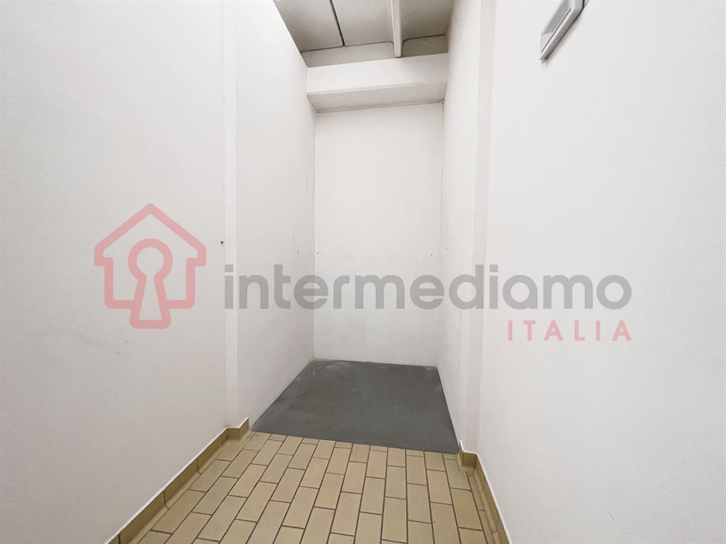 CAPANNONE IN VENDITA ZONA INDUSTRIALE - Capannone Commerciale Arco