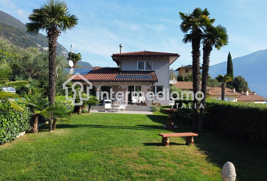 VIVI L'ECCELLENZA: VILLA ESCLUSIVA CON PISCINA - Villa Residenziale Riva del Garda