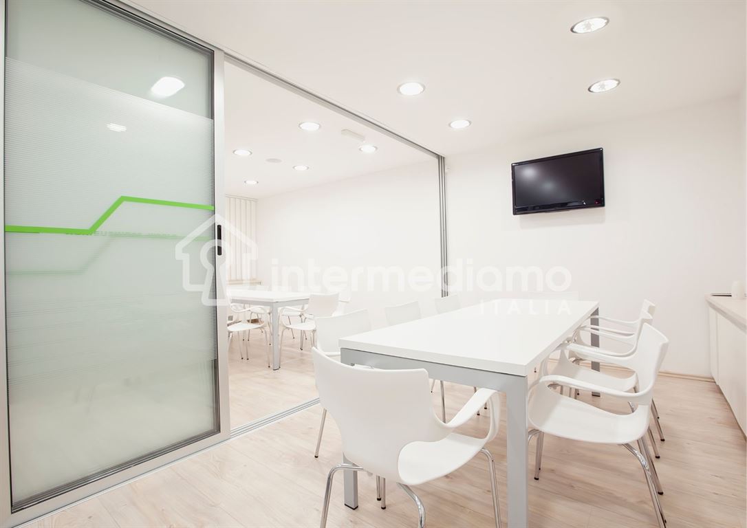 LUMINOSO UFFICIO DI 130 MQ IN VENDITA - Ufficio Commerciale Arco