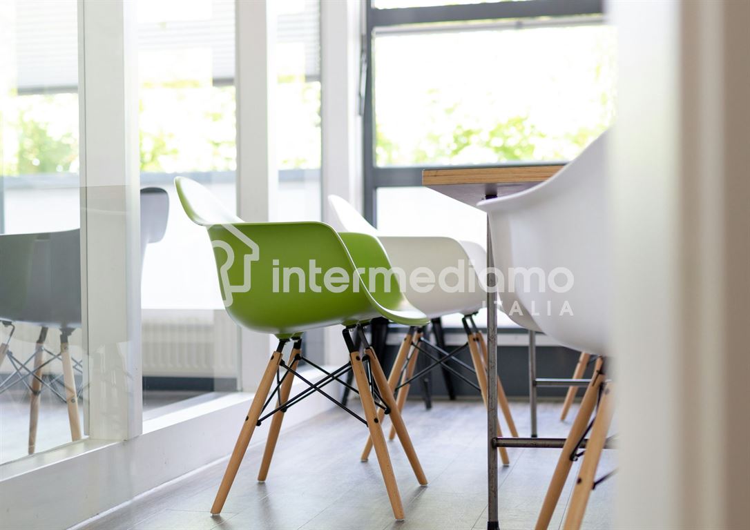 LUMINOSO UFFICIO DI 130 MQ IN VENDITA - Ufficio Commerciale Arco