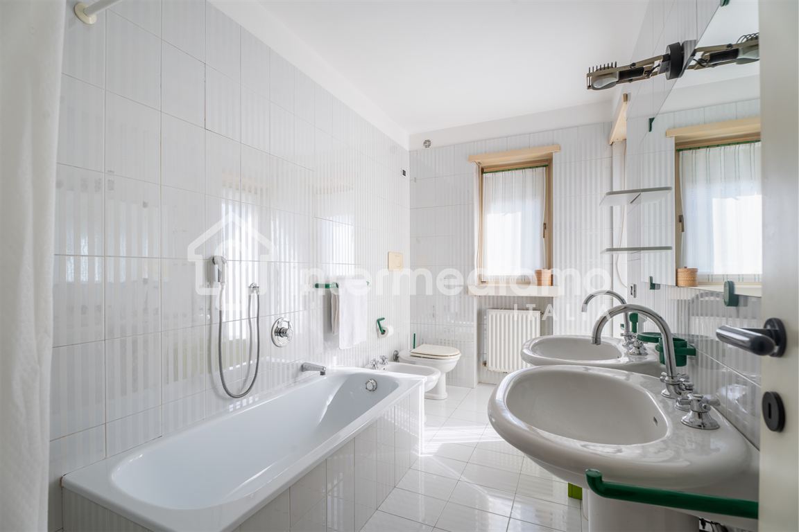 RESIDENZA INDIPENDENTE CON GIARDINO PRIVATO - Villa Residenziale Arco