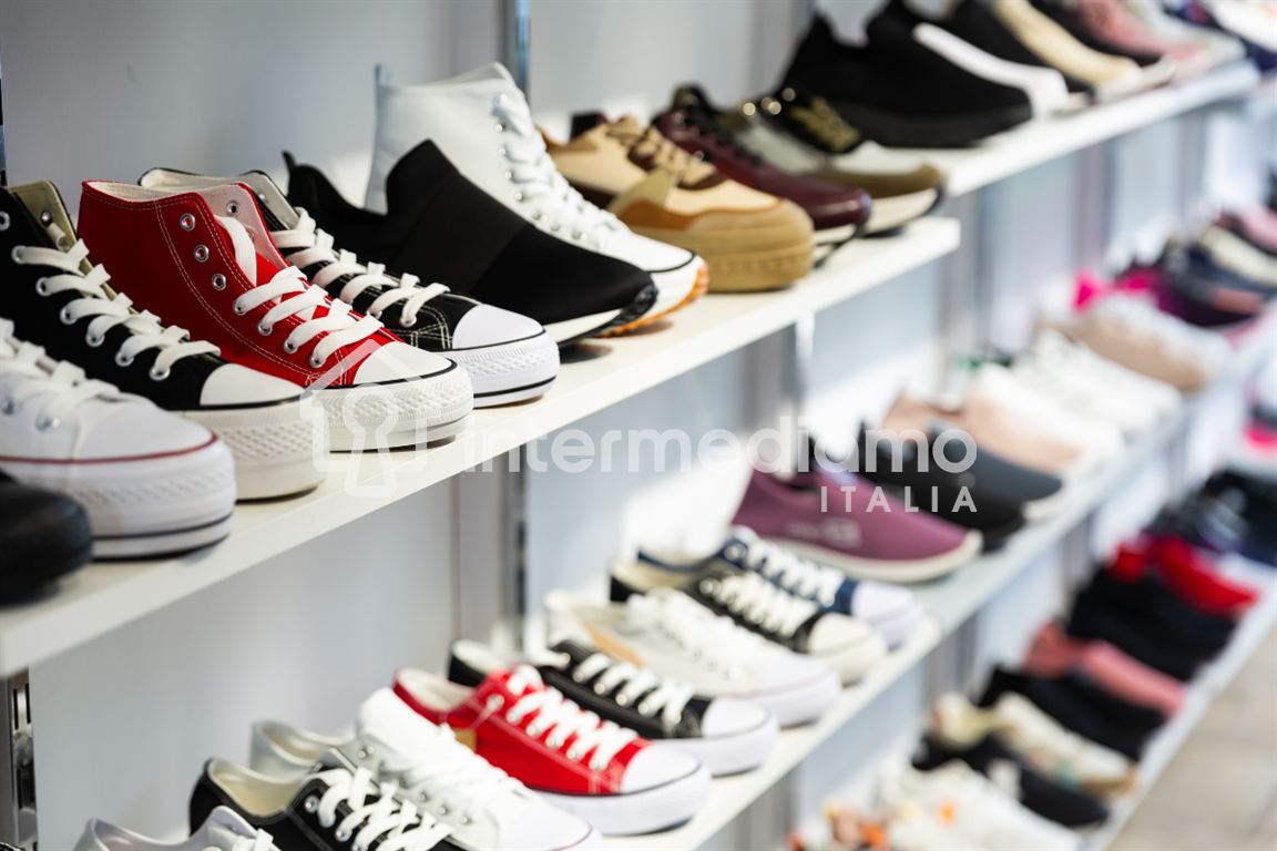 NEGOZIO A REDDITO IN POSIZIONE STRATEGICA - Negozio Commerciale Arco