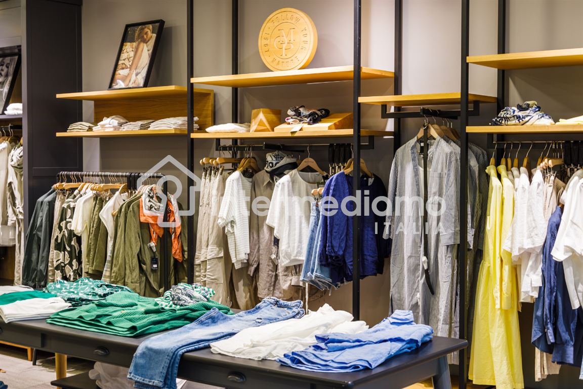 NEGOZIO A REDDITO IN POSIZIONE STRATEGICA - Negozio Commerciale Arco