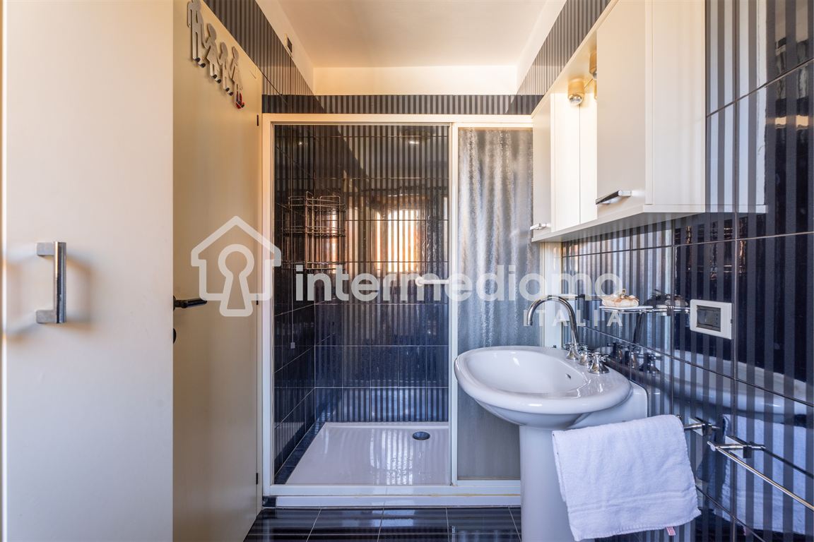 RESIDENZA INDIPENDENTE CON GIARDINO PRIVATO - Villa Residenziale Arco