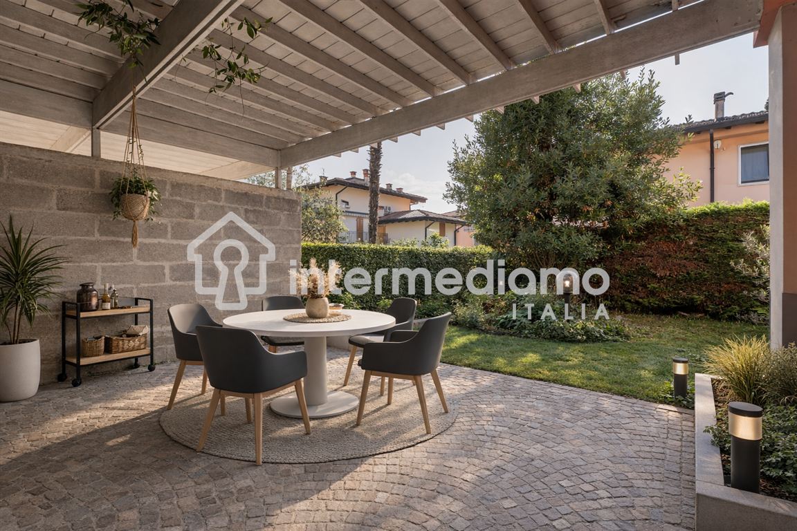 RESIDENZA INDIPENDENTE CON GIARDINO PRIVATO - Villa Residenziale Arco