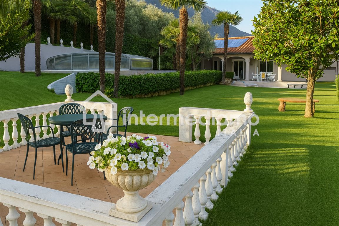 VIVI L'ECCELLENZA: VILLA ESCLUSIVA CON PISCINA - Villa Residenziale Riva del Garda