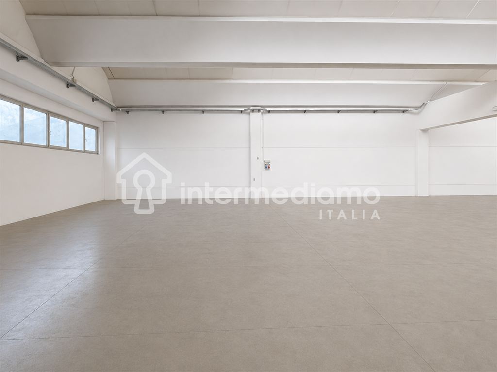 CAPANNONE  IN AFFITTO IN ZONA INDUSTRIALE - Capannone Commerciale Arco
