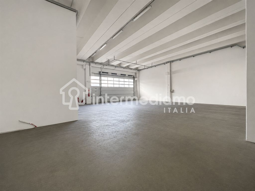 CAPANNONE  IN AFFITTO IN ZONA INDUSTRIALE - Capannone Commerciale Arco