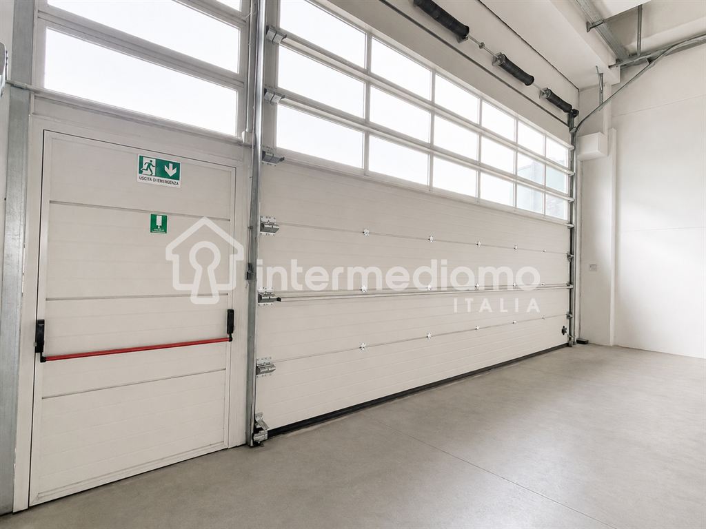 CAPANNONE  IN AFFITTO IN ZONA INDUSTRIALE - Capannone Commerciale Arco