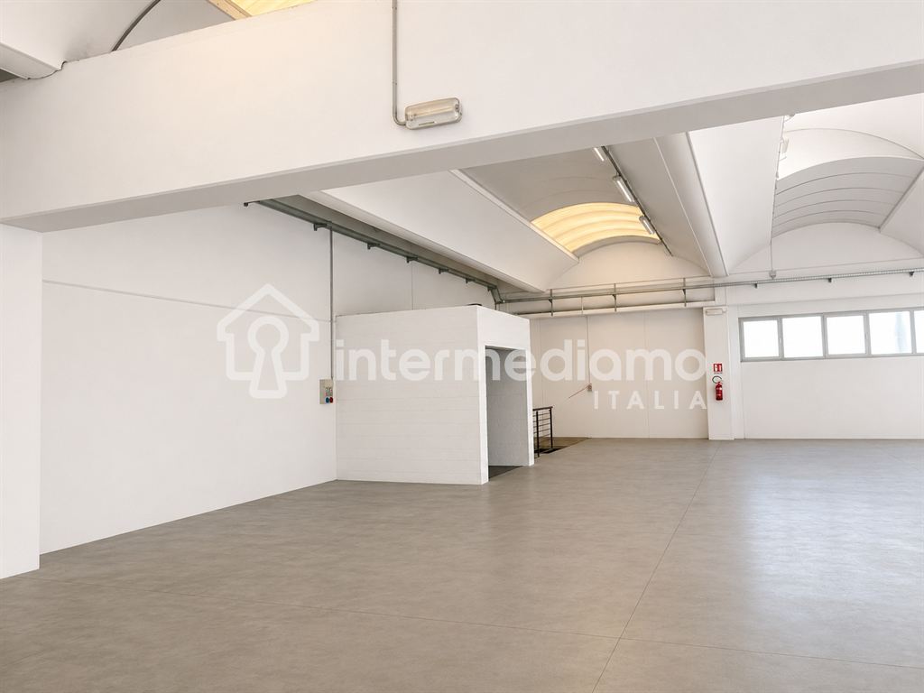 IN AFFITTO PIANO SUPERIORE CAPANNONE - Capannone Commerciale Arco