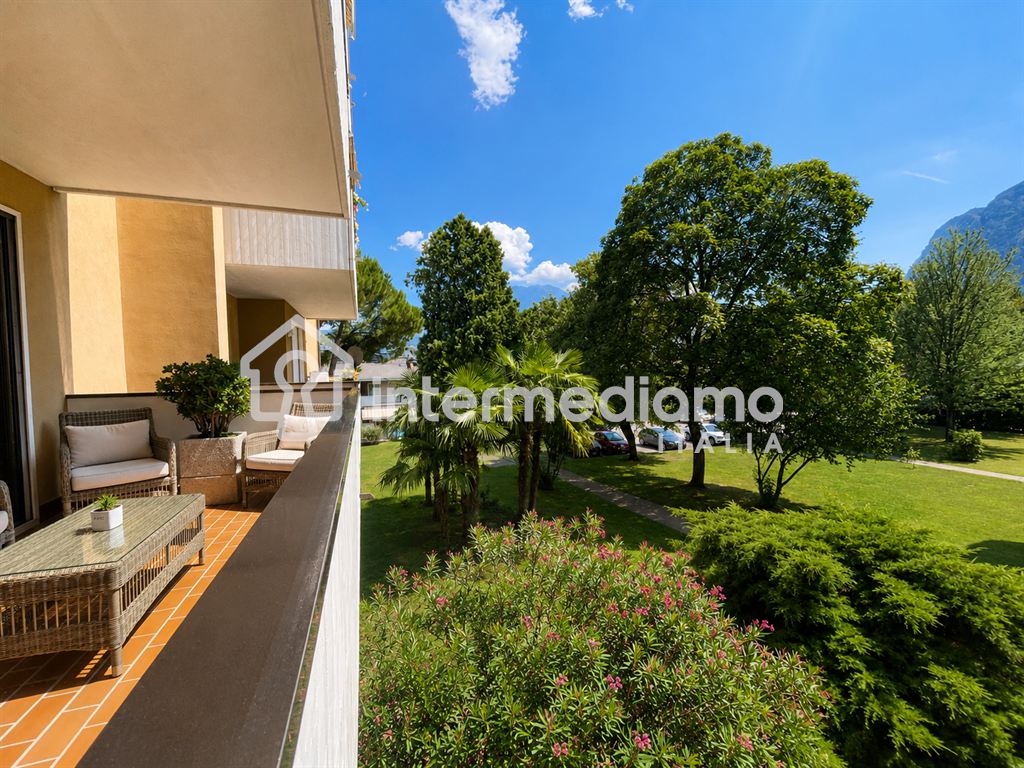 ELEGANTE QUADRILOCALE COMPLETAMENTE RISTRUTTURATO CON TERRAZZO - Appartamento Residenziale Riva del Garda