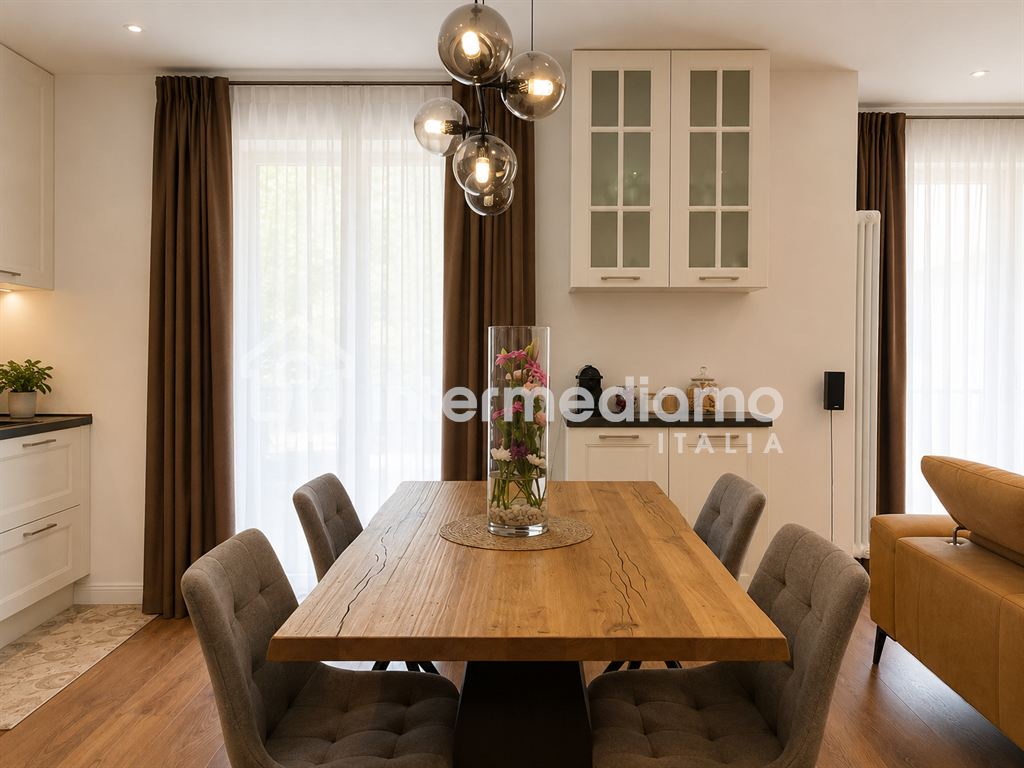 ELEGANTE QUADRILOCALE COMPLETAMENTE RISTRUTTURATO CON TERRAZZO - Appartamento Residenziale Riva del Garda