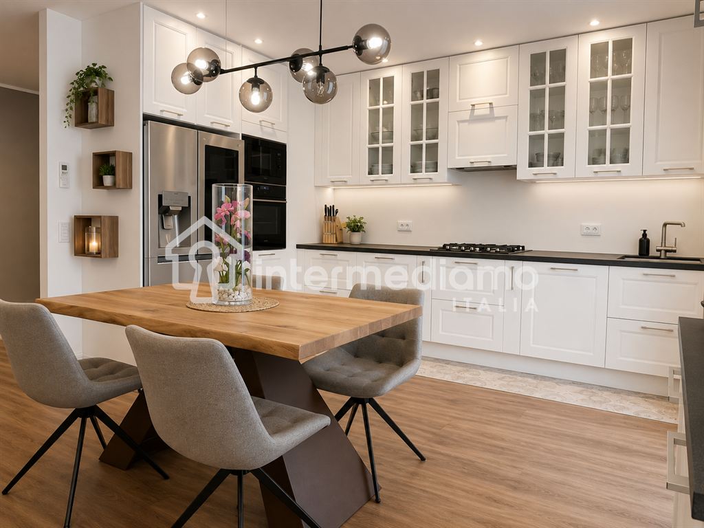 ELEGANTE QUADRILOCALE COMPLETAMENTE RISTRUTTURATO CON TERRAZZO - Appartamento Residenziale Riva del Garda
