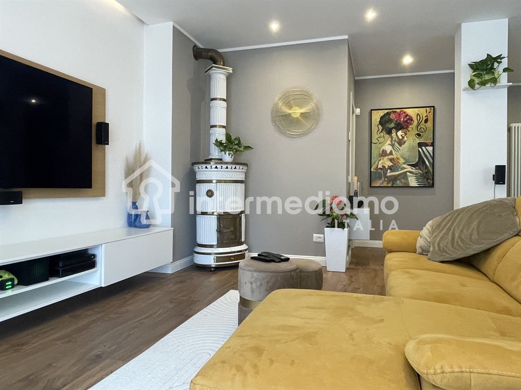 ELEGANTE QUADRILOCALE COMPLETAMENTE RISTRUTTURATO CON TERRAZZO - Appartamento Residenziale Riva del Garda