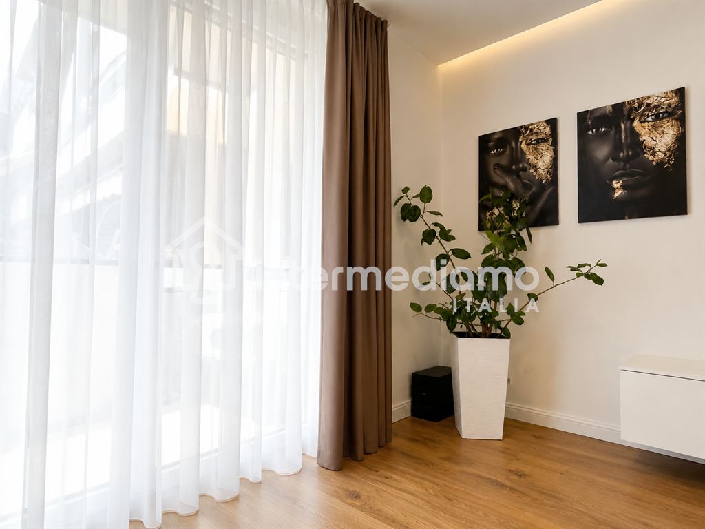 ELEGANTE QUADRILOCALE COMPLETAMENTE RISTRUTTURATO CON TERRAZZO - Appartamento Residenziale Riva del Garda