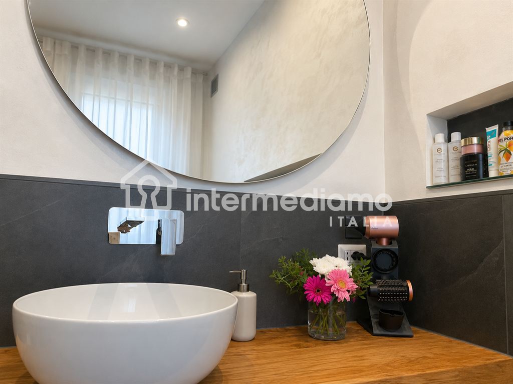 ELEGANTE QUADRILOCALE COMPLETAMENTE RISTRUTTURATO CON TERRAZZO - Appartamento Residenziale Riva del Garda