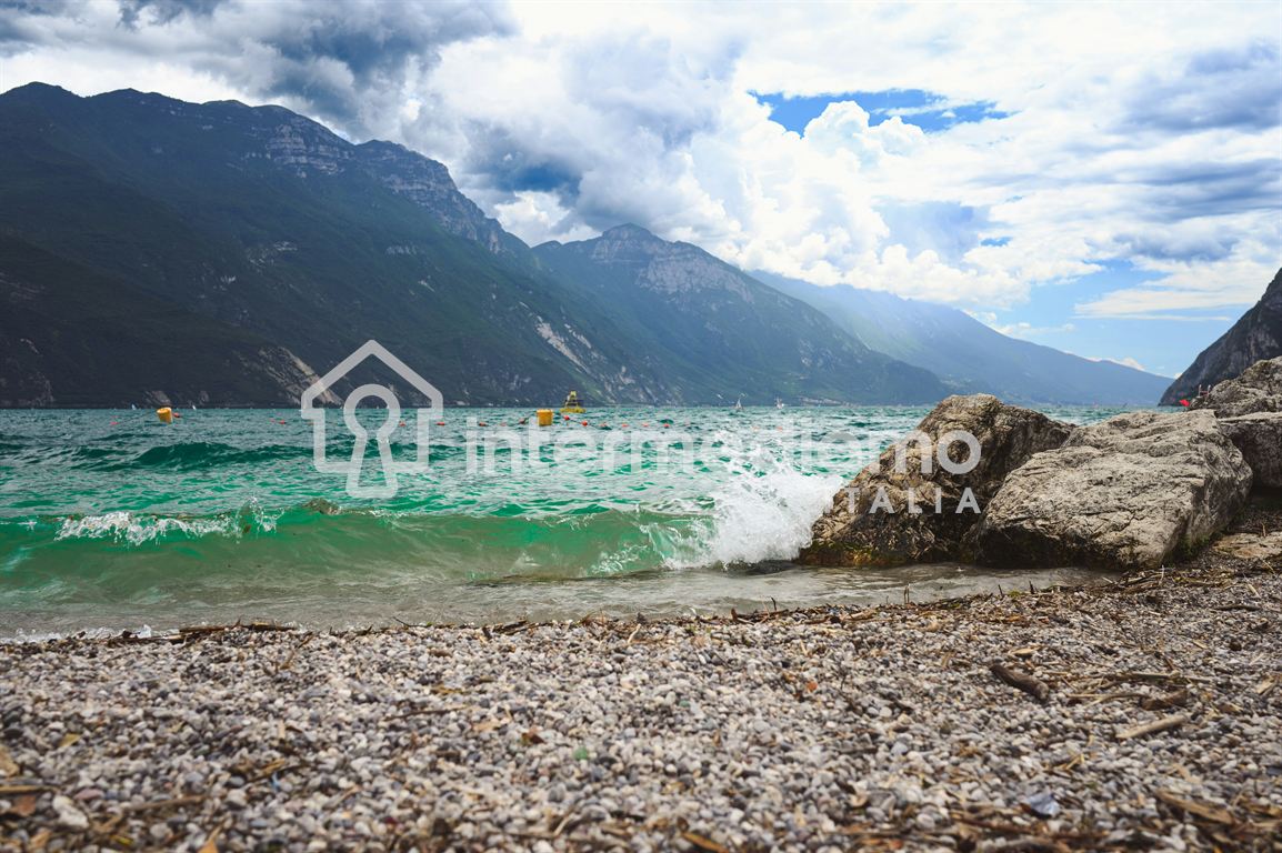 ELEGANTE QUADRILOCALE COMPLETAMENTE RISTRUTTURATO CON TERRAZZO - Appartamento Residenziale Riva del Garda